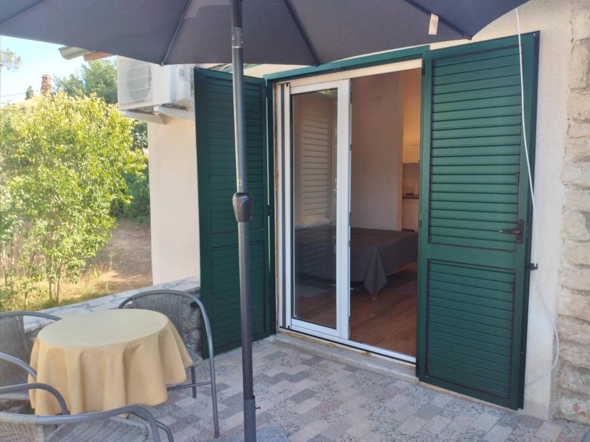 Apartmani Luni Premantura Exterior photo