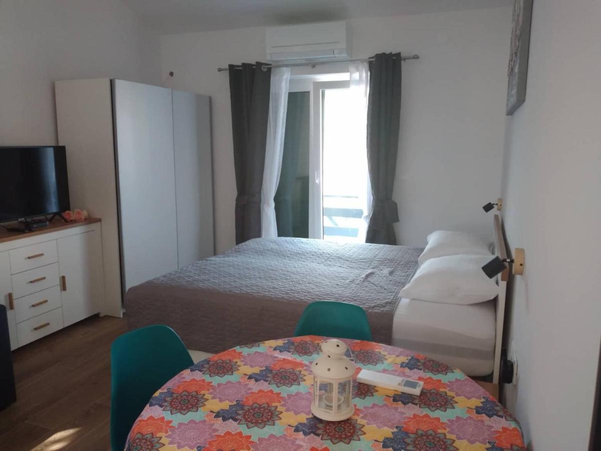 Apartmani Luni Premantura Exterior photo