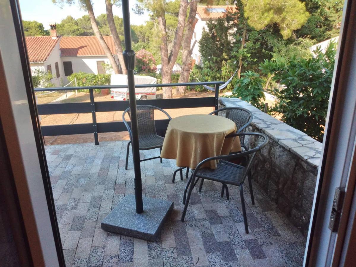 Apartmani Luni Premantura Exterior photo